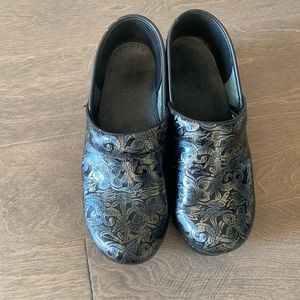Dansko tooled embrossed floral black blue metallic professional woman’s …